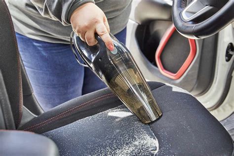 How to Vacuum Car: The Symphony of Dust and Efficiency